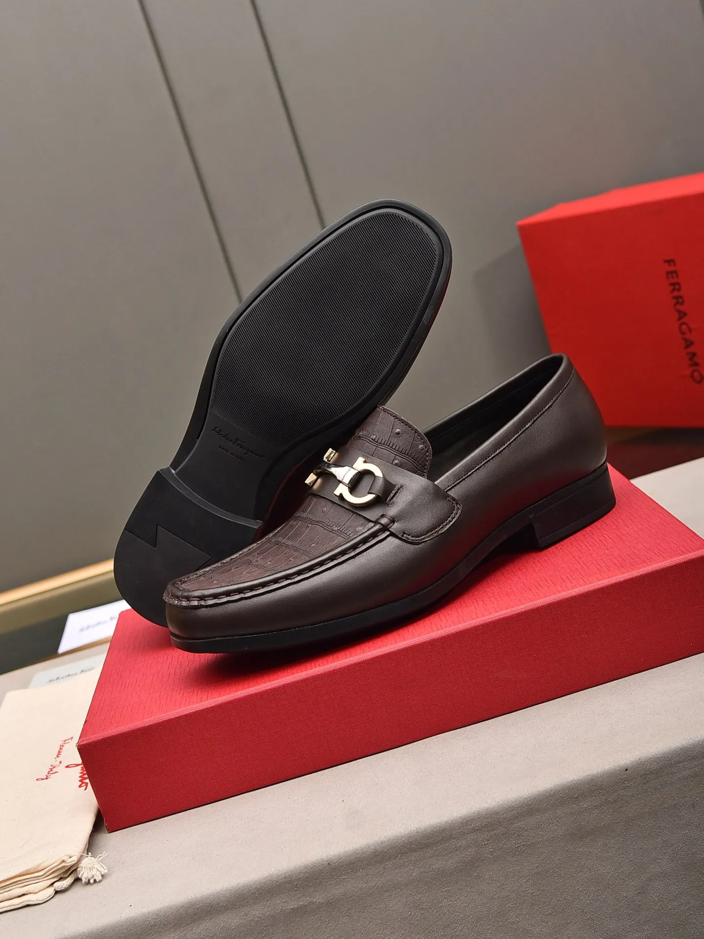Men's shoes 💰: 460 [Original running volume and quality] Brand: Ferragamo (Ferragamo) Size: Men's size 38/44 (45 can be customized) Grade: Same style as the official website High-end quality men's shoes Material: Original first-layer calfskin Water-dyed cowhide lining Original outsole Style categories: Men's fashion formal business casual leather shoes Slip-on men's high-top series Young fashion European and American trends British style Casual matching Comfortable on the feet